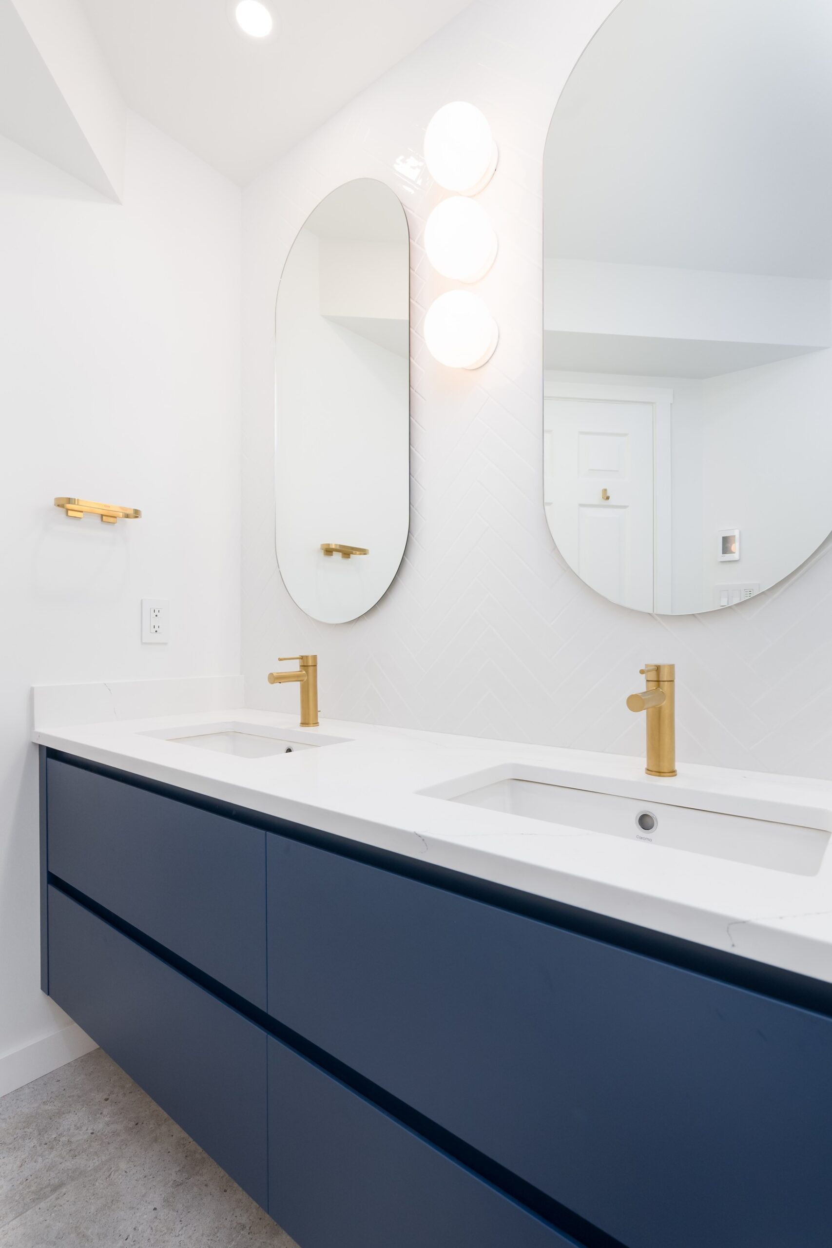 Bathroom counter with sinks and mirrors